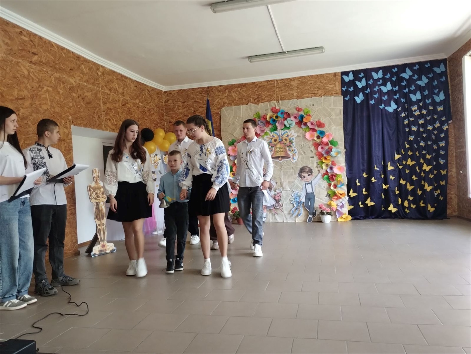 Зі сльозами, усмішками й надією: у школах Старокостянтинівської громади пролунав останній дзвінок