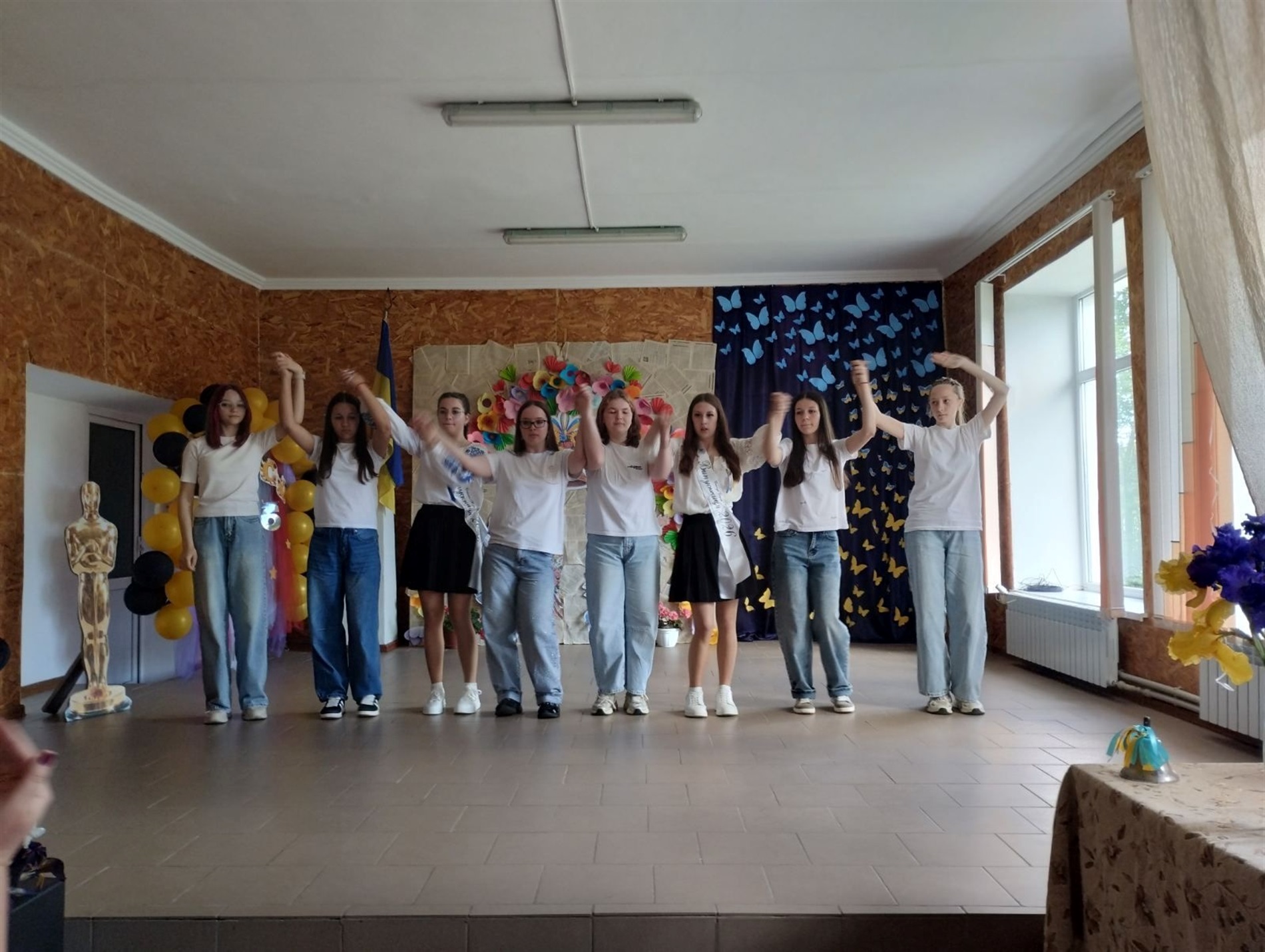 Зі сльозами, усмішками й надією: у школах Старокостянтинівської громади пролунав останній дзвінок
