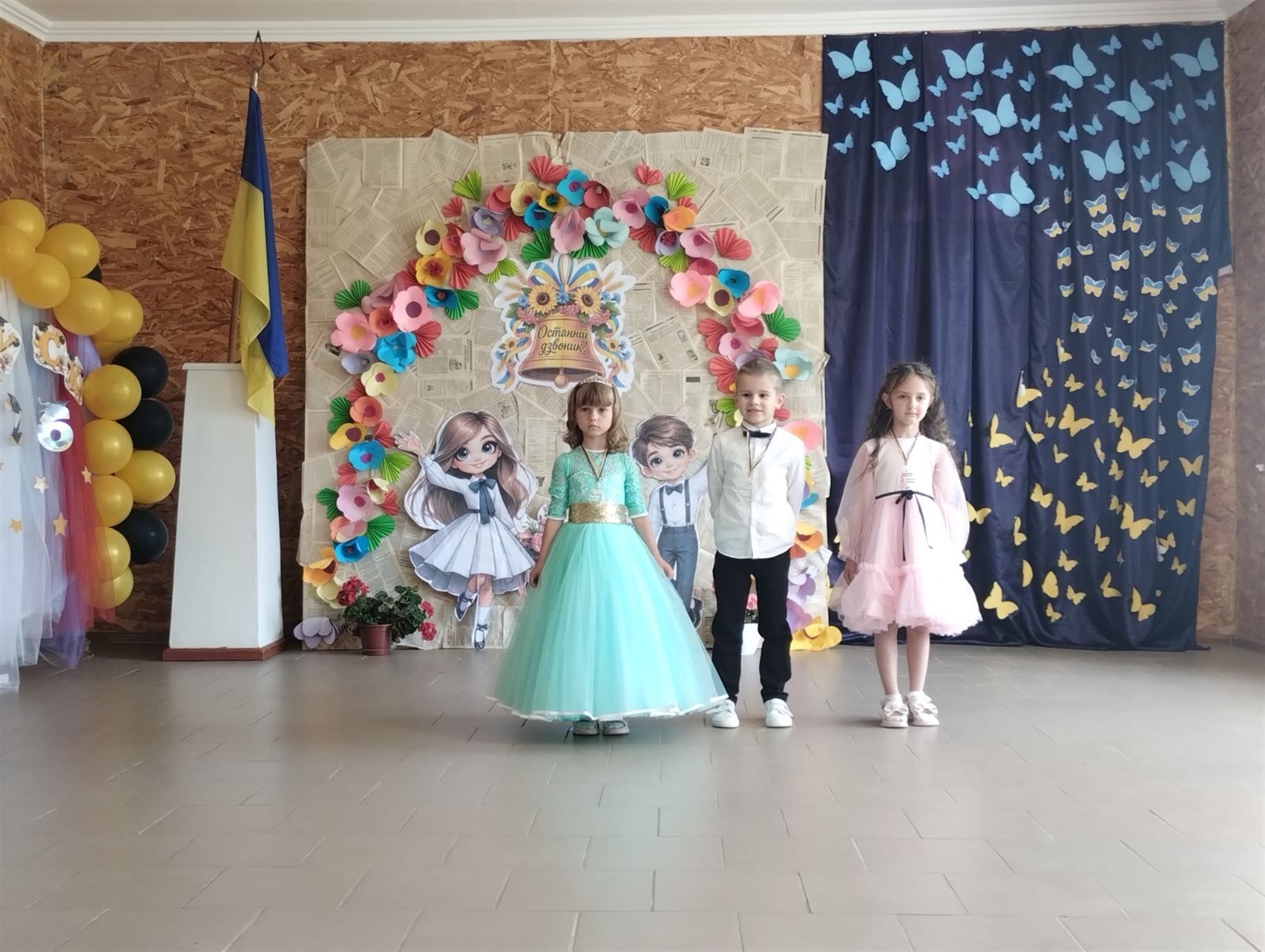 Зі сльозами, усмішками й надією: у школах Старокостянтинівської громади пролунав останній дзвінок