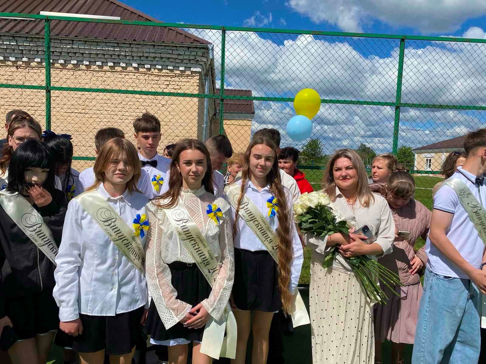 Зі сльозами, усмішками й надією: у школах Старокостянтинівської громади пролунав останній дзвінок