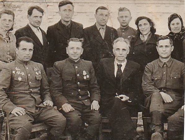Весна 1948р. Зустріч українського письменника Петра Панча з вихованцями та вихователями дитячого будинку Старокостянтинова