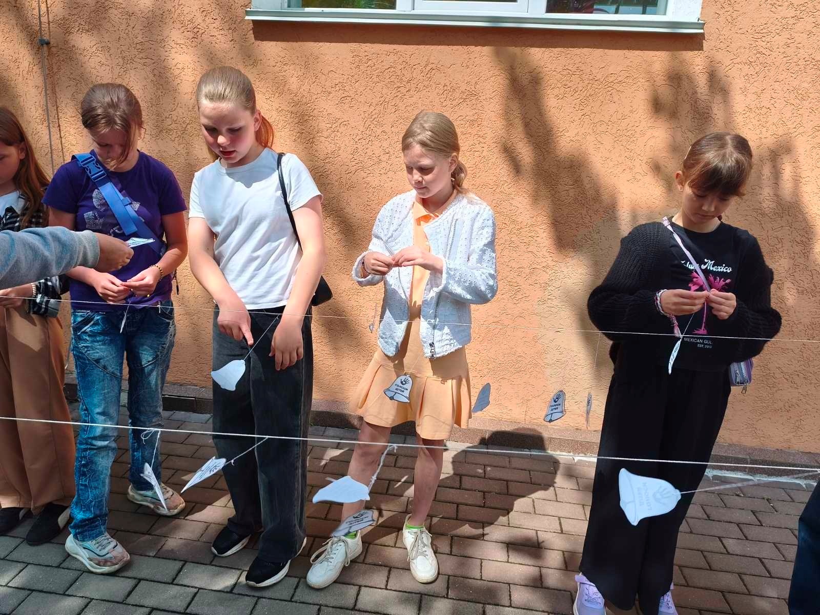 У Старокостянтинівській громаді вшанували пам’ять дітей, чиє життя забрала війна