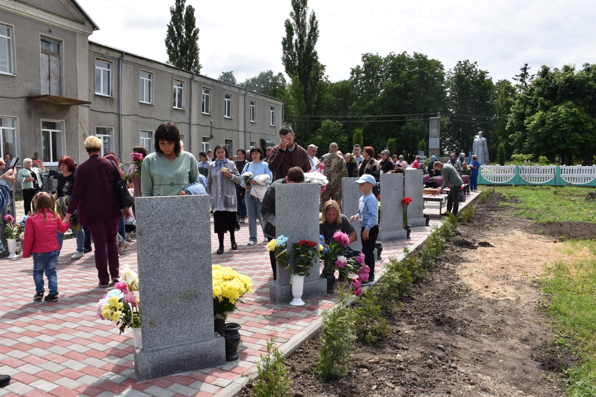 Пам’ять про тих, хто не повернувся: у Григорівці відкрили Алею Героїв
