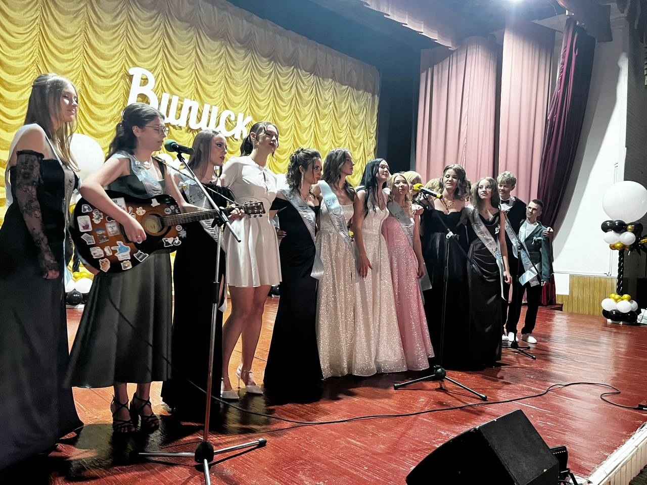 На порозі дорослого життя: у Старокостянтинівській громаді відбулися випускні вечори
