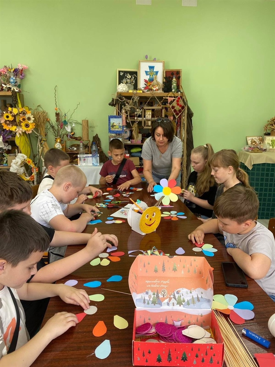 Творчість, що допомагає відновлюватися: у ЦДЮТ триває особливий літній табір для дітей