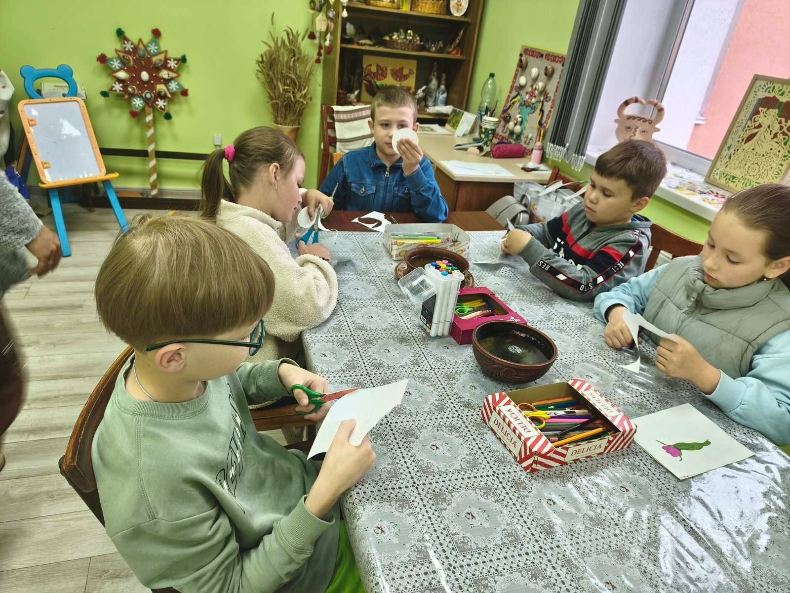 Творчість, що допомагає відновлюватися: у ЦДЮТ триває особливий літній табір для дітей