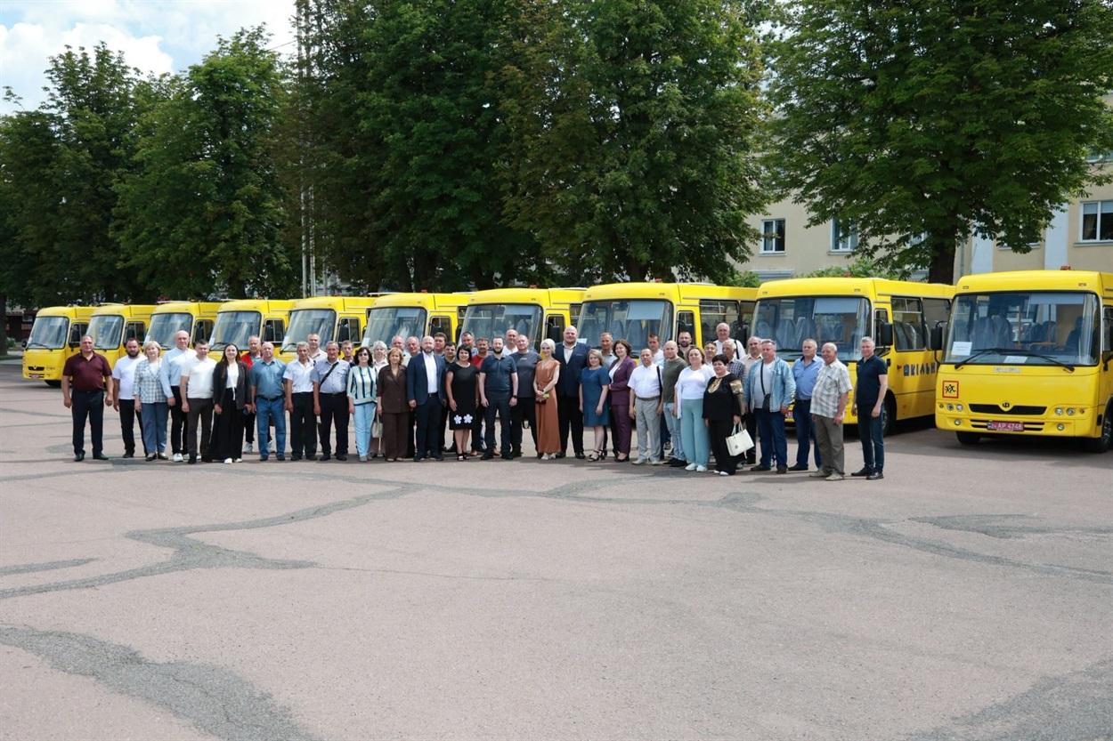 Старокостянтинівська громада отримала два нові шкільні автобуси