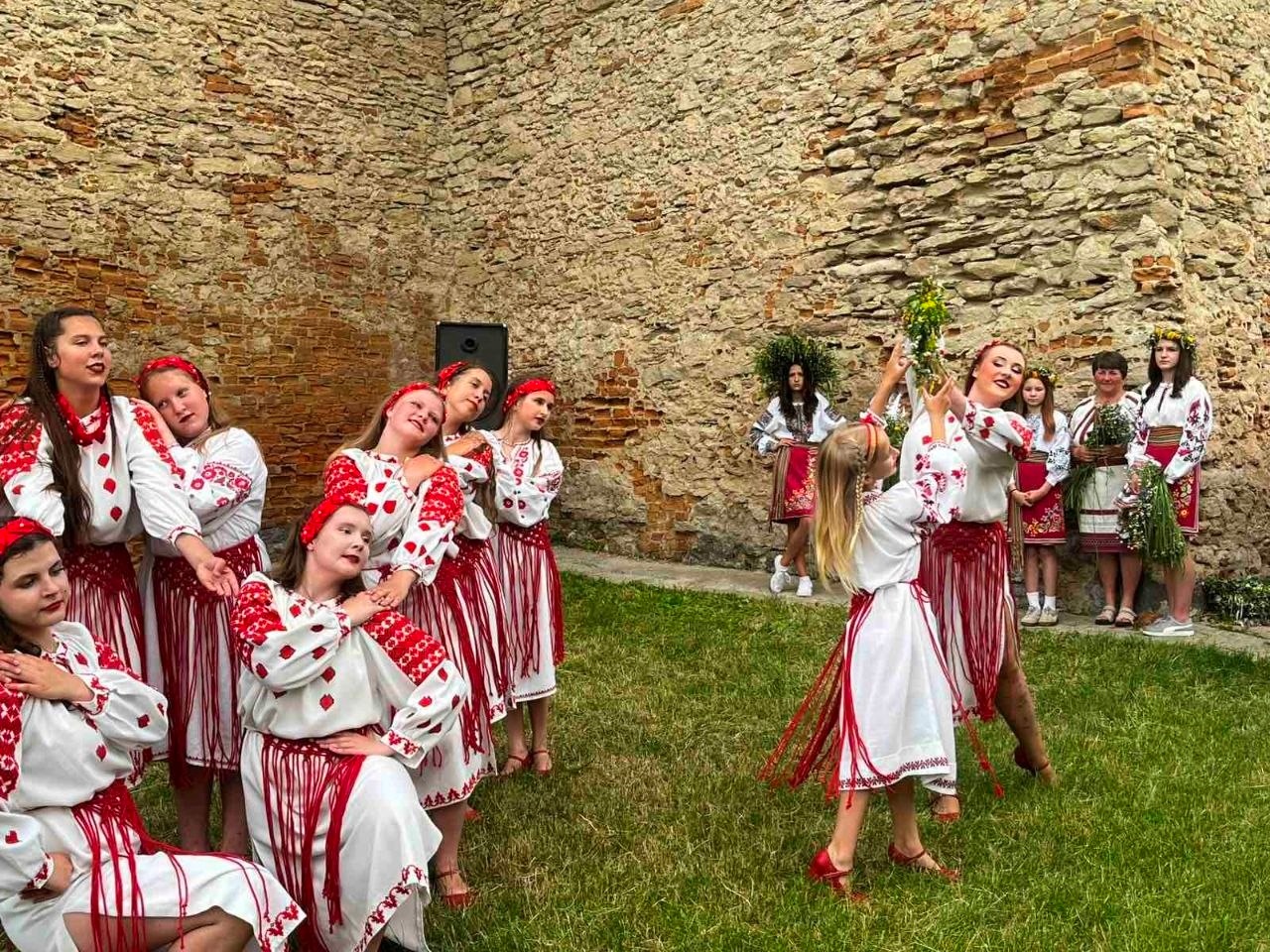 Купальські традиції ожили біля замку князів Острозьких