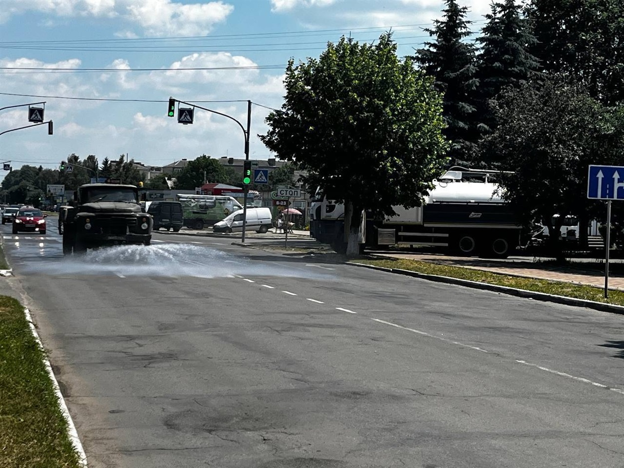 Як у Старокостянтинові рятують місто від спеки: щоденний полив вулиць, дерев і квітів