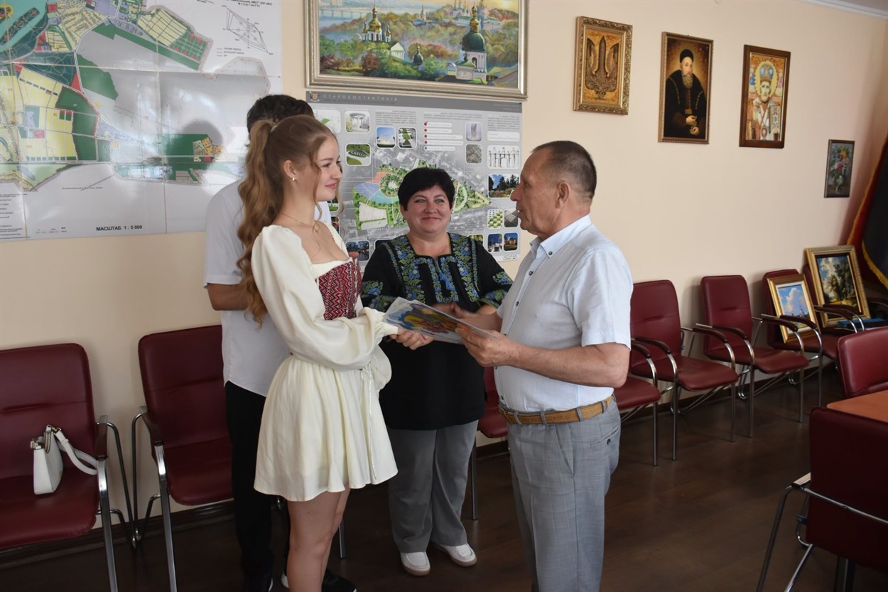 У Старокостянтинові вручили грошові премії випускникам, які склали НМТ на 200 балів