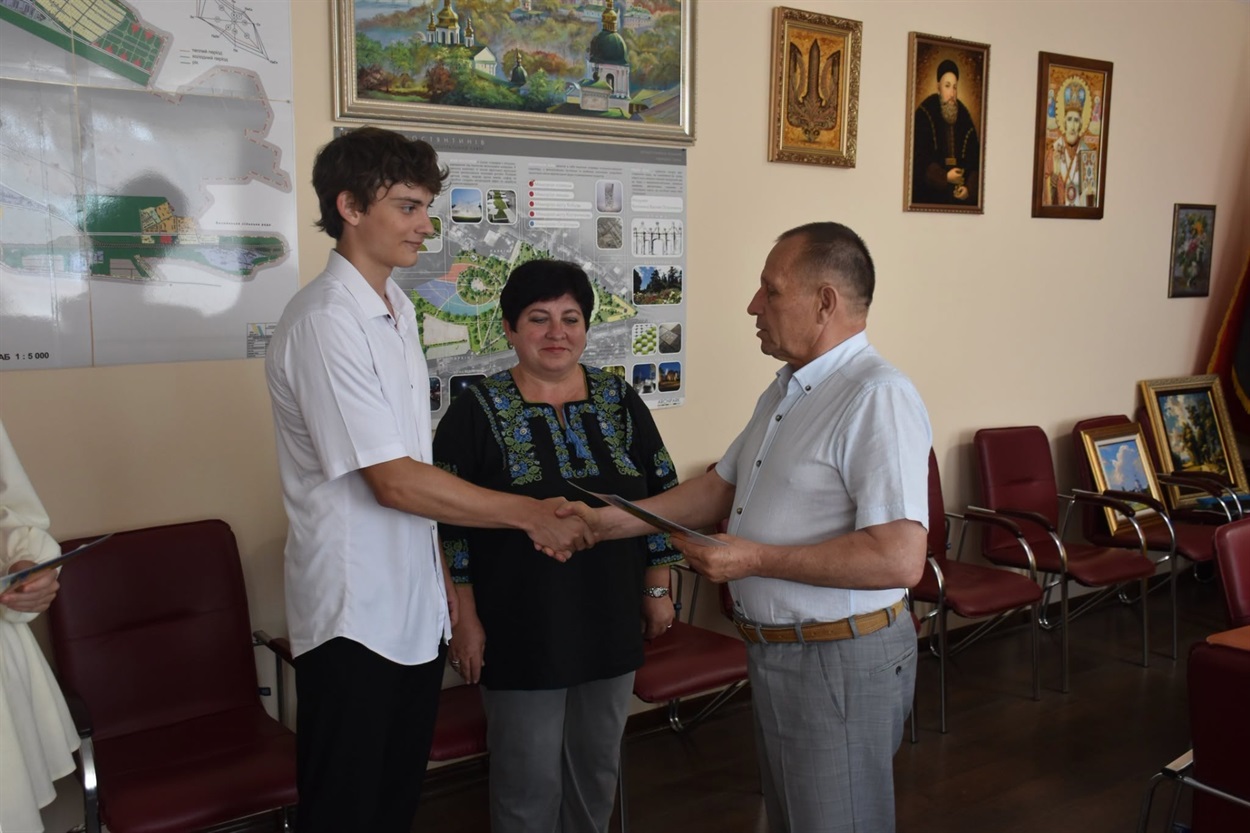 У Старокостянтинові вручили грошові премії випускникам, які склали НМТ на 200 балів