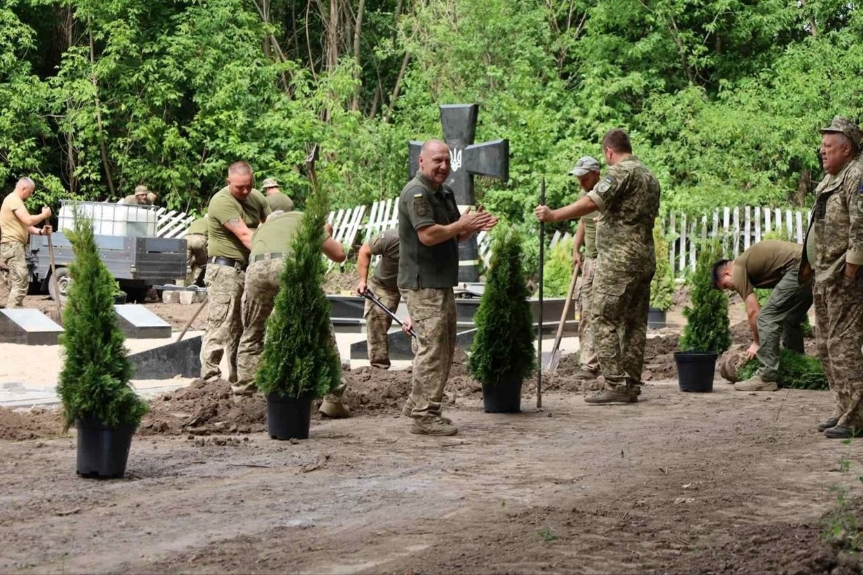 Пам'ять сильніша за час: у Старокостянтинівській громаді створюють меморіал полеглим Героям
