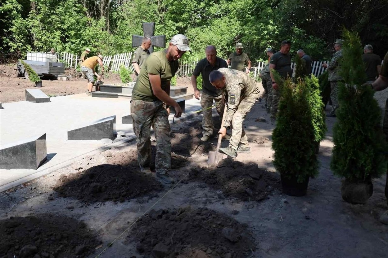 Пам'ять сильніша за час: у Старокостянтинівській громаді створюють меморіал полеглим Героям