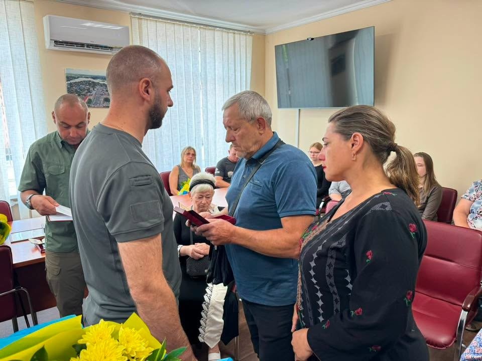 У День Української Державності родинам полеглих Героїв зі Старокостянтинівщини вручили нагороди