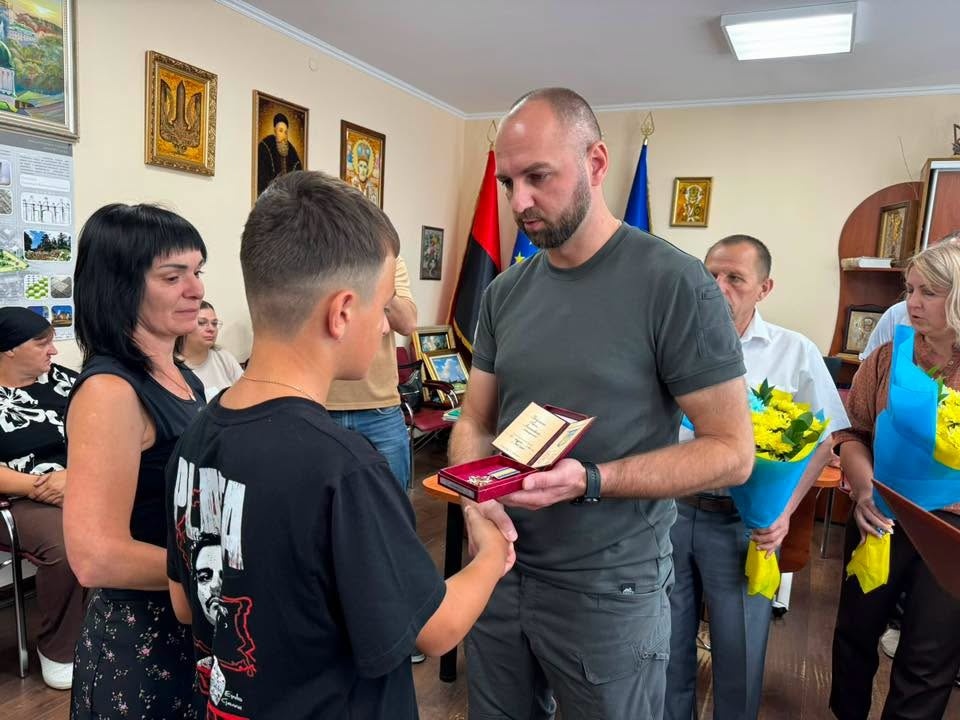 У День Української Державності родинам полеглих Героїв зі Старокостянтинівщини вручили нагороди