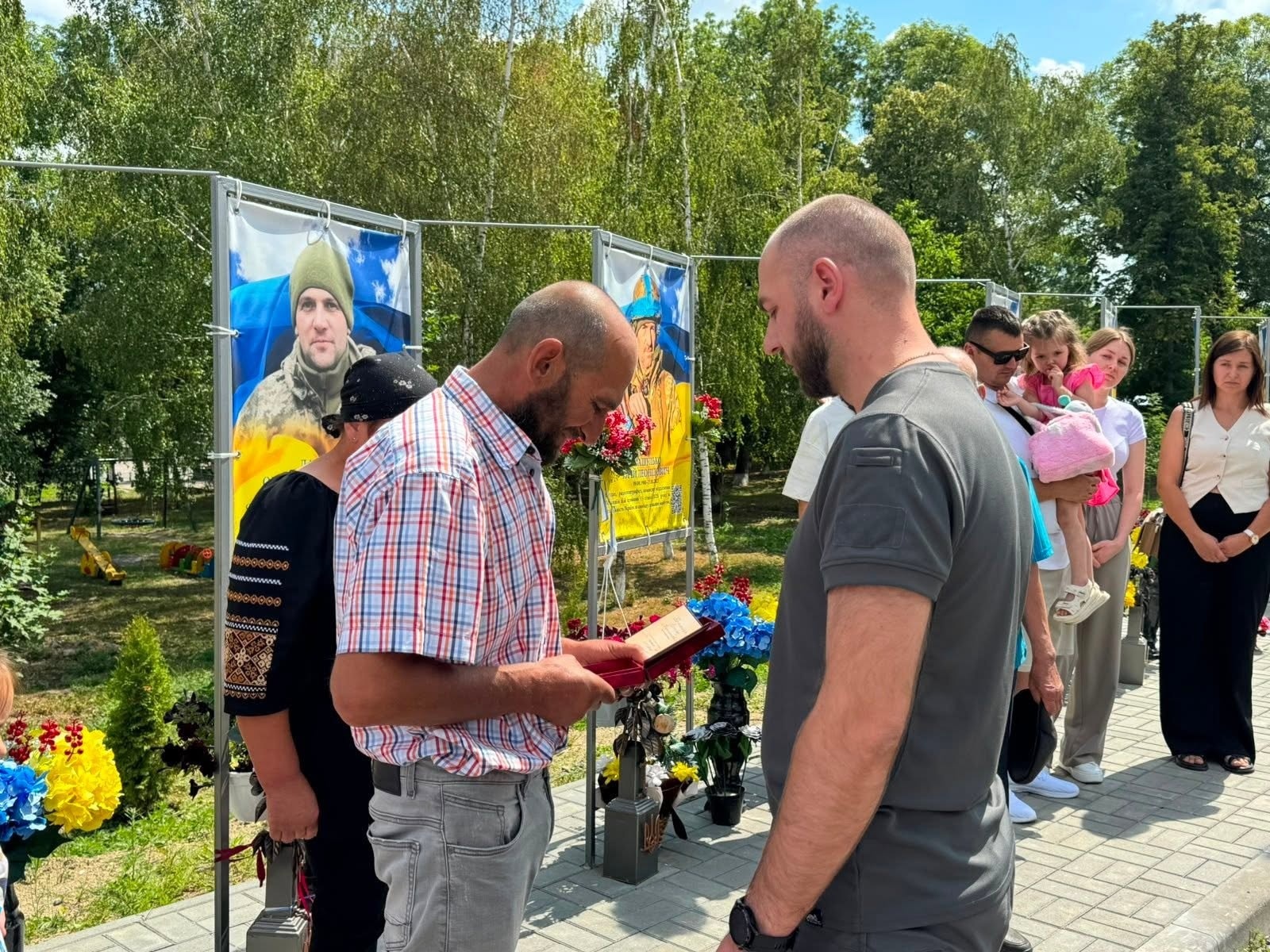 У День Української Державності родинам полеглих Героїв зі Старокостянтинівщини вручили нагороди