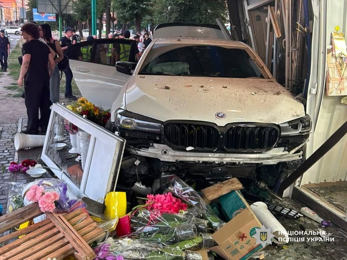 У сусідів: військовий зі зброєю на вокзалі, ДТП з BMW, нова парковка та карантин через сказ