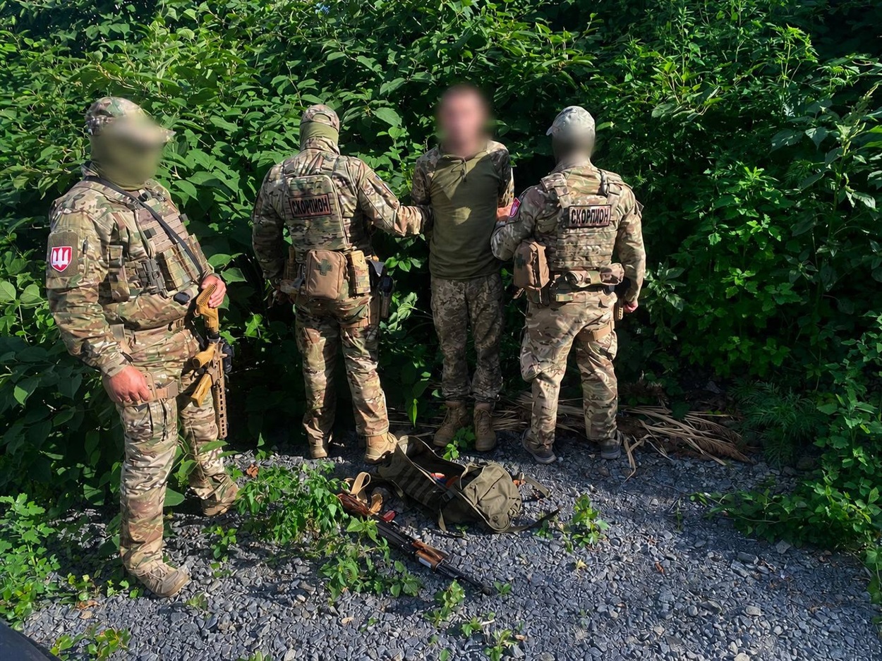 У сусідів: військовий зі зброєю на вокзалі, ДТП з BMW, нова парковка та карантин через сказ