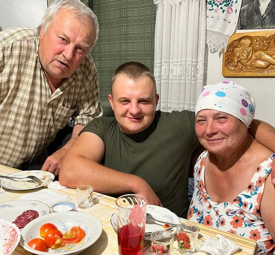 Під час останнього приїзду  встиг відвідати дідуся з бабусею, які проживають на Черкащині